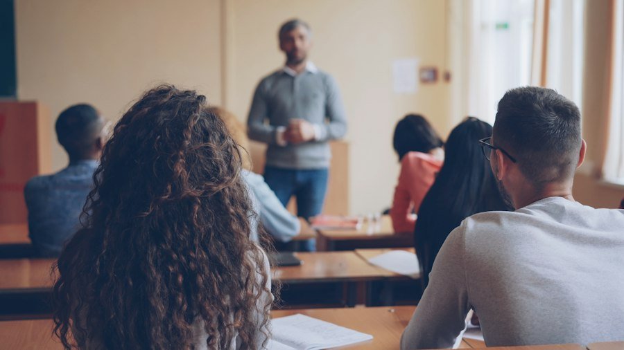 Eğitmen sınıf ortamında kursiyerlere ders anlatıyor (temsili görsel)
