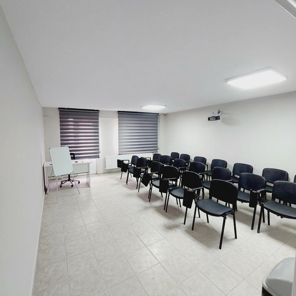 Elpaş Özel Güvenlik teorik eğitim dersliği: projeksiyon cihazı, tahta ve kursiyer sıraları